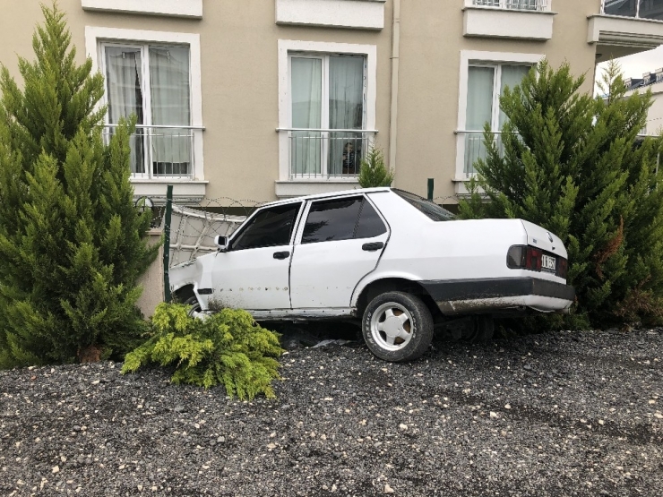 Direksiyon Hakimiyetini Kaybetti, Sitenin Bahçe Duvarına Girdi