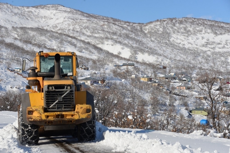 Bingöl’de Karla Mücadele Çalışması: 179 Köy Yolu Ulaşıma Açıldı