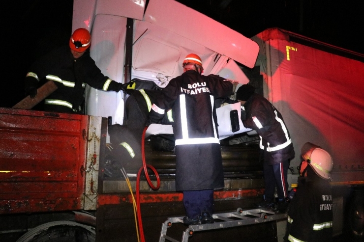 Tem’de Önünde İlerleyen Tıra Ok Gibi Saplanan Tırın Sürücüsü 2 Saatte Kurtarıldı