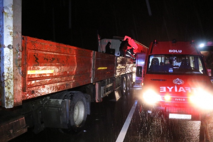 Tem’de Önünde İlerleyen Tıra Ok Gibi Saplanan Tırın Sürücüsü 2 Saatte Kurtarıldı