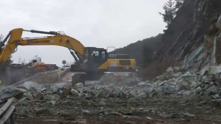 Bolu’da Yağmur Sonrası Heyelan Ankara Yolunu Kapattı