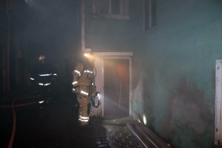 Metruk Bina Kül Oldu