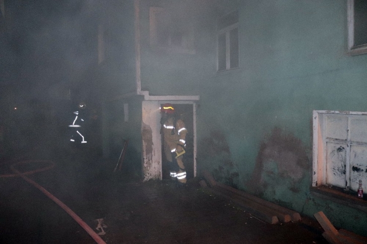 Metruk Bina Kül Oldu