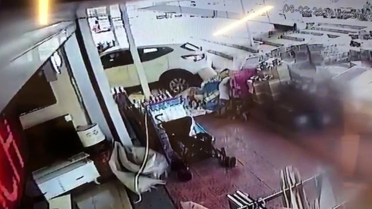 Gaz İle Freni Karıştıran Sürücü, Beyaz Eşya Dükkanına Daldı