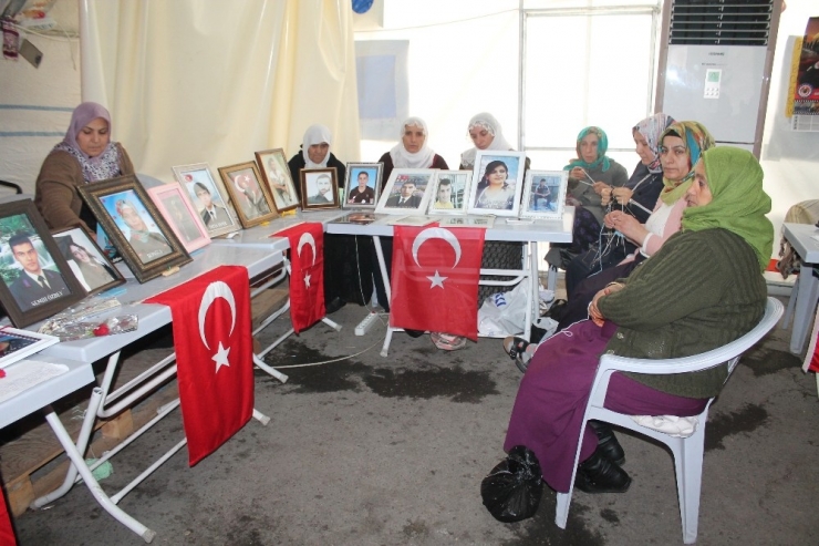 Hdp Önündeki Ailelerin Evlat Nöbeti 157’nci Gününde