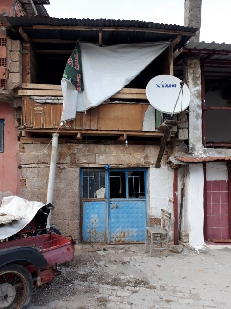 Kötü Kokular Gelen Evden Ceset Çıktı