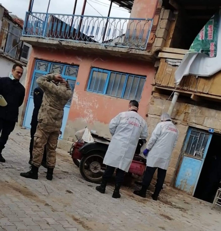 Kötü Kokular Gelen Evden Ceset Çıktı