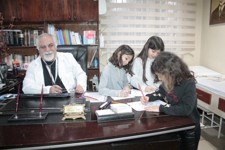 Çocuklara Resim Çizdirip Doktor Korkularını Yenmelerini Sağladı