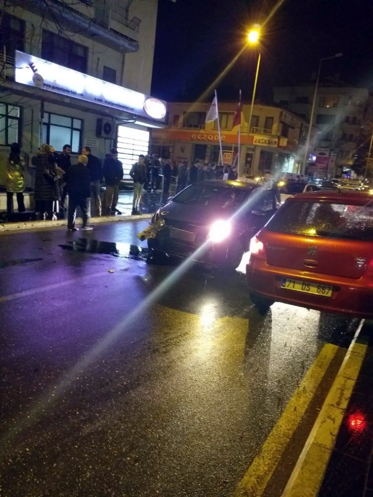 Kontrolsüz Yola Çıkan Sürücü Kazayı Beraberinde Getirdi