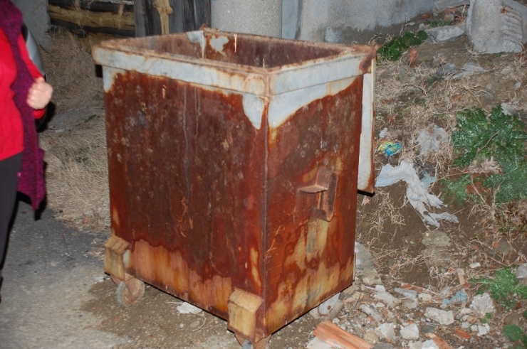 Yeni Doğan Bebeği Çöpe Attılar