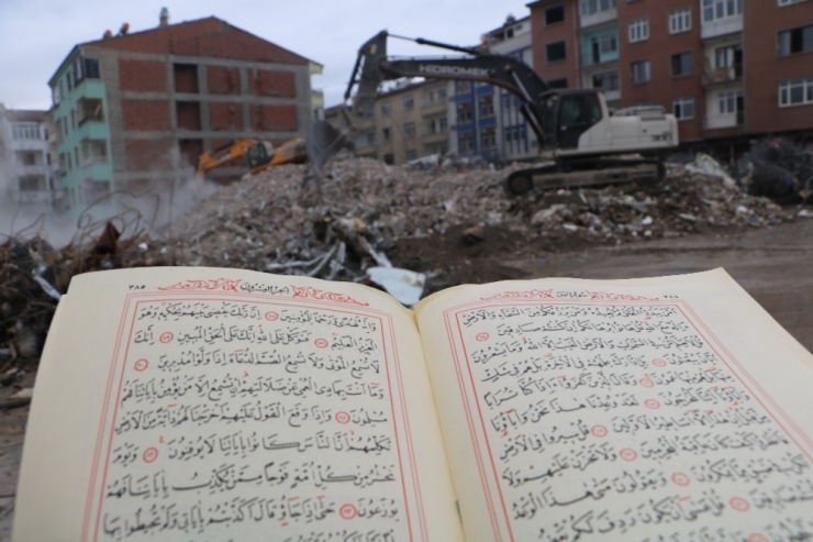 Enkazda Kur’an-ı Kerim Ve Bayrak Hassasiyeti