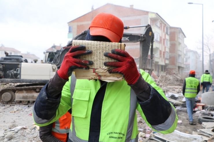 Enkazda Kur’an-ı Kerim Ve Bayrak Hassasiyeti