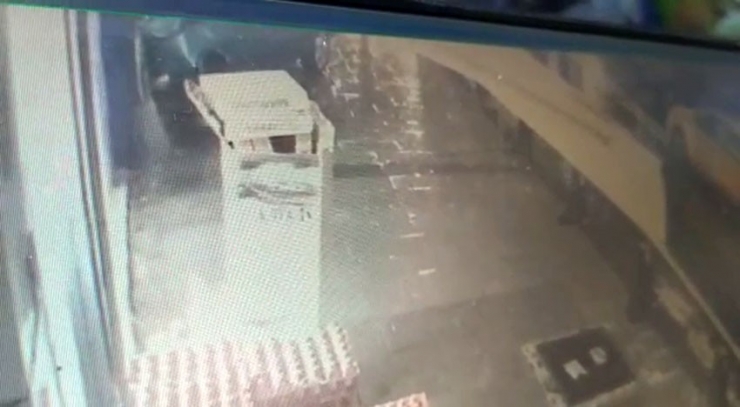 Otomobil İş Yerinin Duvarına Çarptı: 1 Yaralı