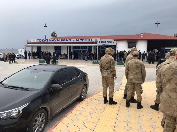 Fırtına Meteoroloji Binasının Çatısını Uçurdu