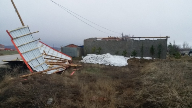 Gece Çıkan Fırtına Günyüzü İlçesinde Çatıları Uçurdu