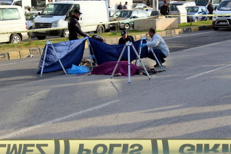 Karşıya Geçerken Araç Çarptı, Eşi Ve Oğlu Gözyaşlarına Boğuldu