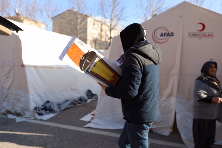 İddef, Elazığ’daki Depremzedeleri Yalnız Bırakmadı