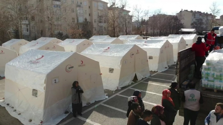 İddef, Elazığ’daki Depremzedeleri Yalnız Bırakmadı