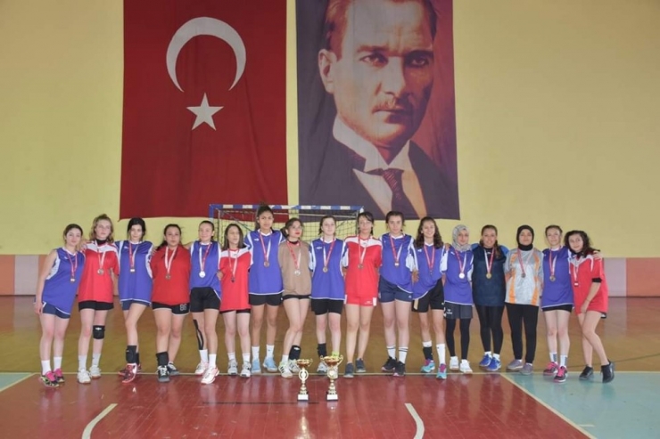 Isparta Spor Lisesi’nde Hentbolde Çifte Şampiyonluk