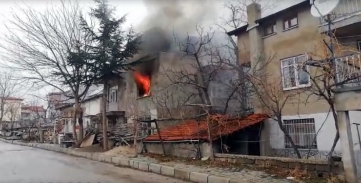 Ailesi Hastanedeyken Çıkan Yangında Kendini Dışarı Atıp Yardım İstedi