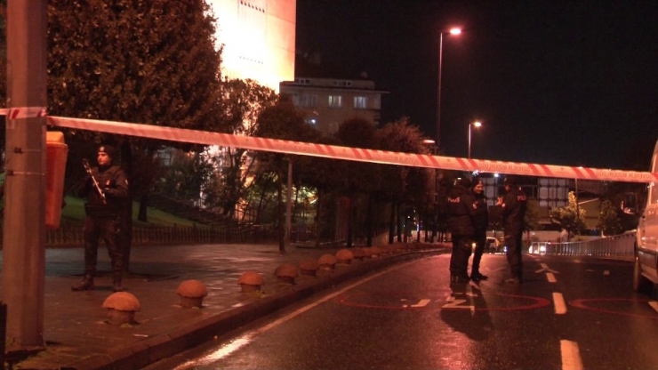 İbb Önünde Şüpheli Paket Paniği