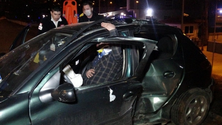 Kontrolden Çıkan Otomobil Önce Kaldırıma Sonra Ağaca Çarptı: 1 Yaralı