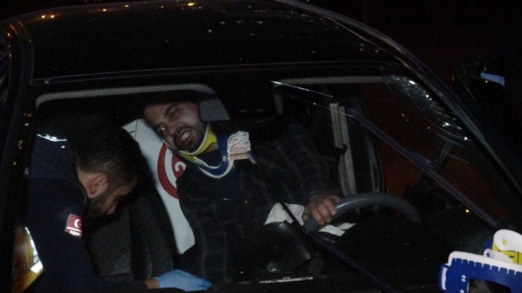 Kontrolden Çıkan Otomobil Önce Kaldırıma Sonra Ağaca Çarptı: 1 Yaralı