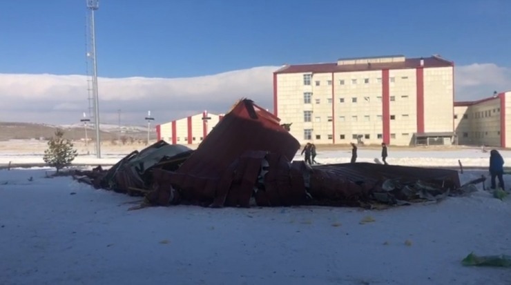 Kars’ta Şiddetli Rüzgar Çatıları Uçurdu