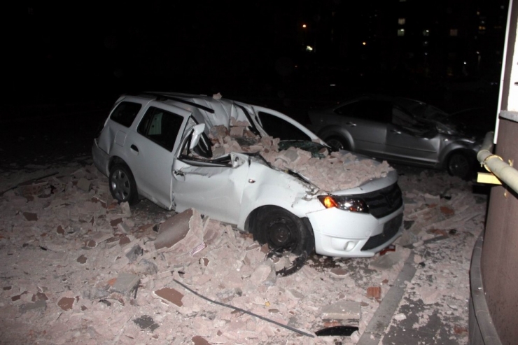 Kayseri’de Şiddetli Rüzgar Çatıları Uçurdu, Ağaçları Yerinden Söktü