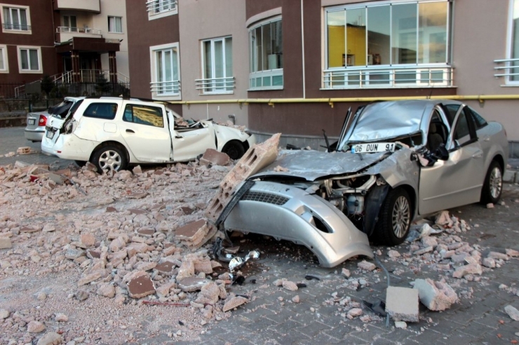 Saatte 110 Kilometre Hıza Ulaşan Rüzgar Kayseri’yi Savaş Alanına Çevirdi