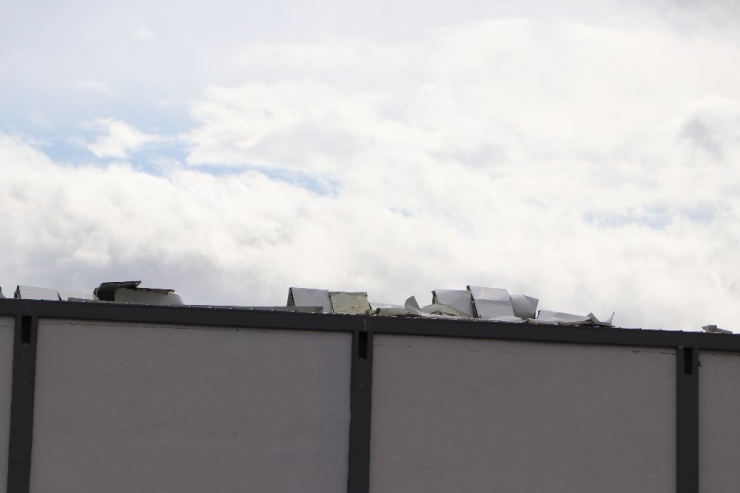 Şiddetli Rüzgar İnşaat Malzemecileri Sitesi’ni De Vurdu