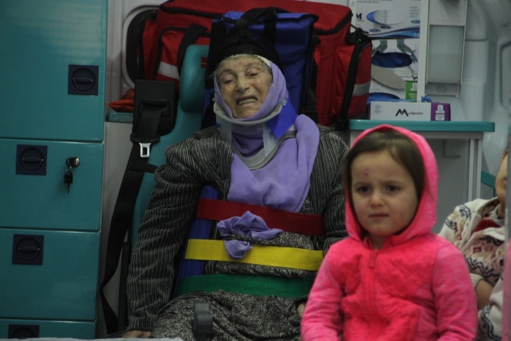 5 Kişilik Araçtaki 9 Kişi Kazada Yaralandı