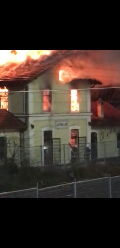 Kocaeli’de Tarihi Tren Garı Alev Alev Yandı