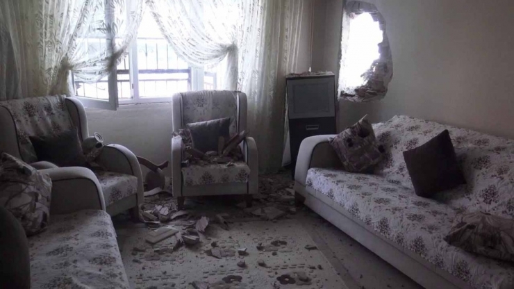 Kuşadası’nda Kepçe Bitişikteki Evin Salonunun Duvarını Yıktı