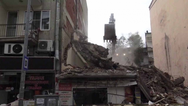 Kuşadası’nda Kepçe Bitişikteki Evin Salonunun Duvarını Yıktı