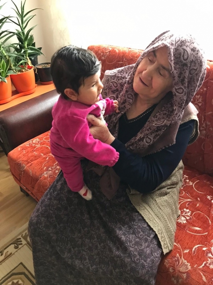 81 Yaşında Torununun Torununu Gördü