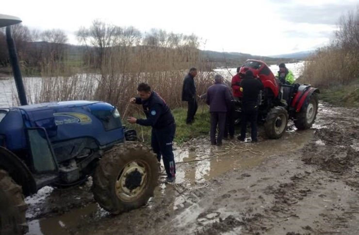 Traktörle Çayda Mahsur Kalan 2 Kişiyi İtfaiye Kurtardı