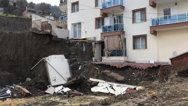 İnşaat Çalışması Sırasında Yan Bina Kaydı, Vatandaşlar Tahliye Edildi
