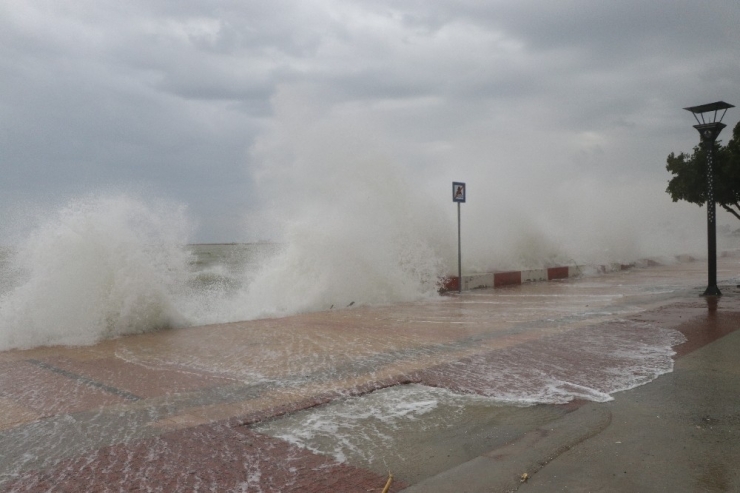 Mersin’de Dev Dalgalar Korkuttu