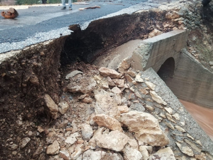 Mersin’de Şiddetli Yağış Ve Fırtına Su Taşkınlarına Neden Oldu