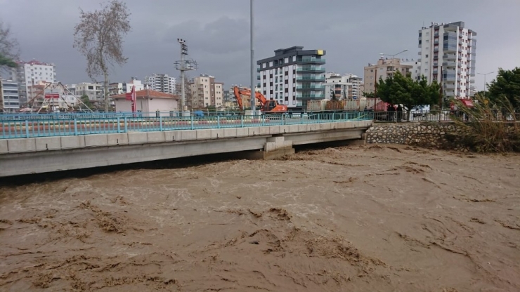 Mersin’de Şiddetli Yağış Ve Fırtına Su Taşkınlarına Neden Oldu