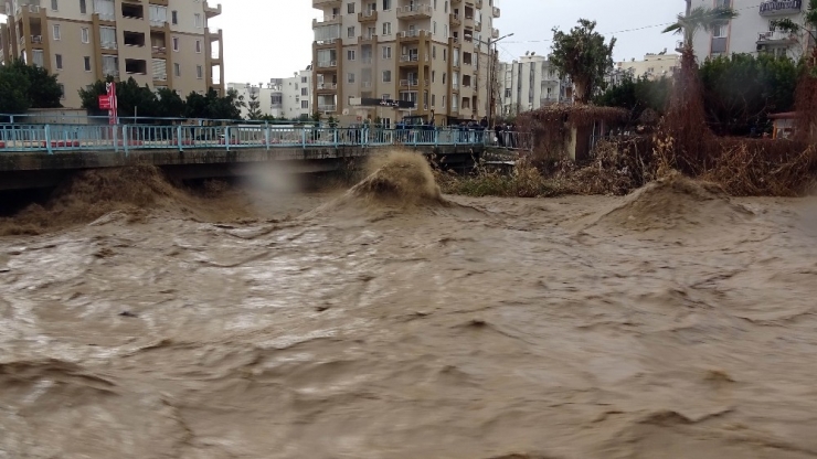 Mersin’de Sel Suları Yükseldi, Köprü Trafiğe Kapatıldı