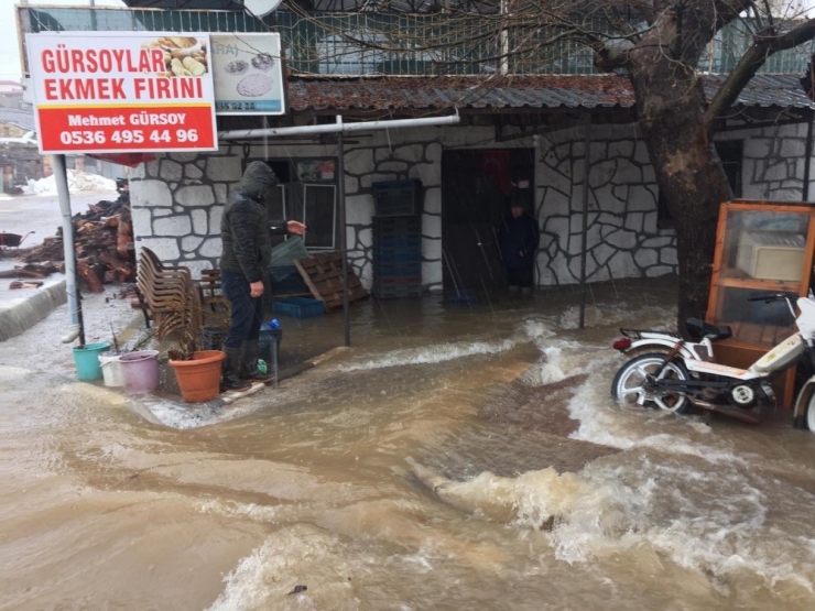 Mersin’de Selde Kalan Öğrenci Servisini İtfaiye Ekipleri Kurtardı