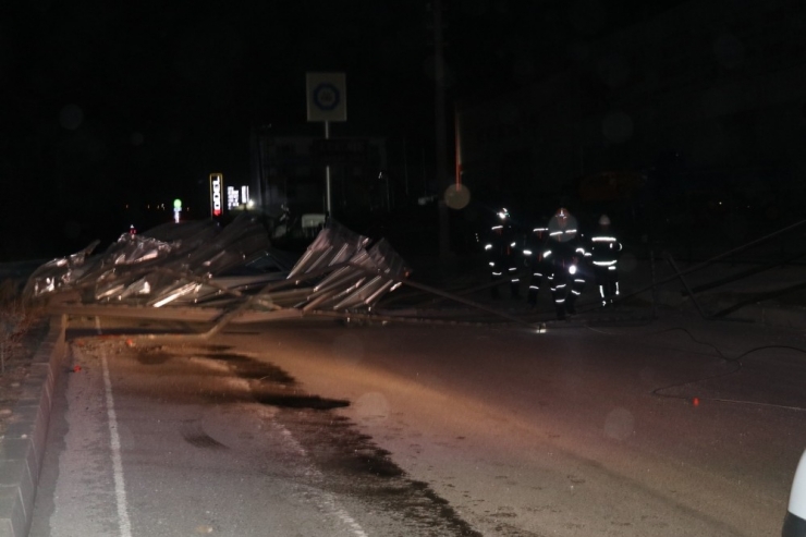 Niğde’de Çatı Uçtu, Elektrik Telleri Koptu