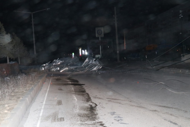 Niğde’de Çatı Uçtu, Elektrik Telleri Koptu