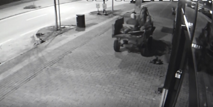 At Arabalı Kadın Hırsızlar Güvenlik Kamerasına Yakalandı