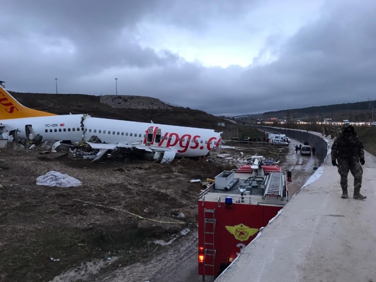 Pistten Çıkan Uçağın Enkazı Günün İlk Işıklarıyla Görüntülendi