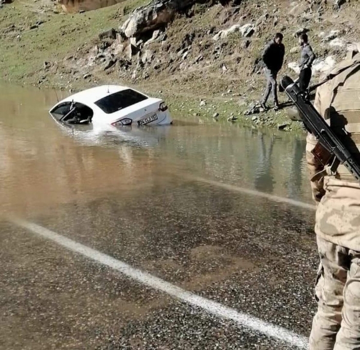 Otomobil Botan Çayı’na Uçtu, Sürücü Yüzerek Kurtuldu