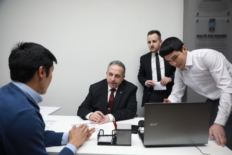 Başkan Yalçın Beyaz Masa’da Kitap Hediye Etti