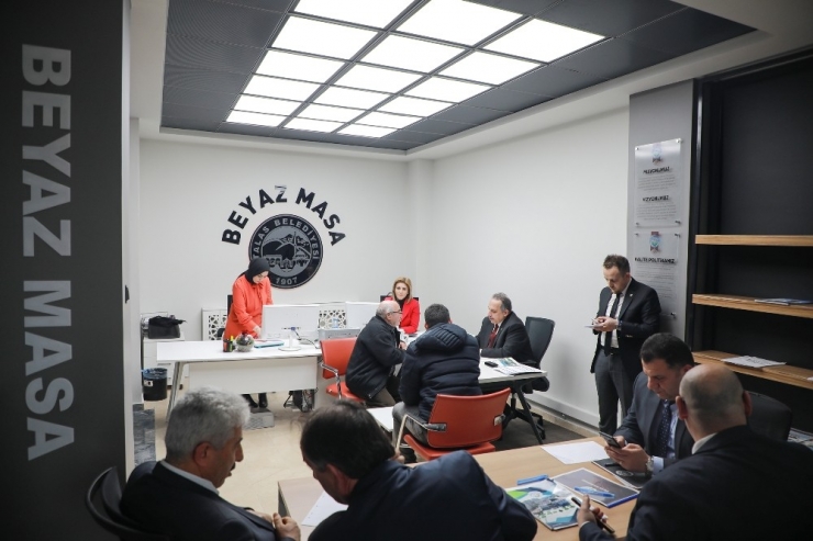 Başkan Yalçın Beyaz Masa’da Kitap Hediye Etti